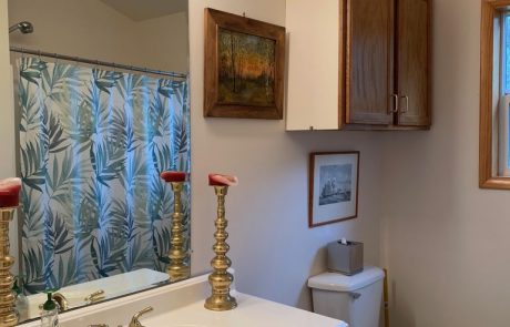 Cedar Beach Lodge bathroom